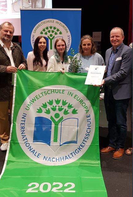 Neues Banner und Auszeichnung als Nachheitigkeitsschule/Umweltschule